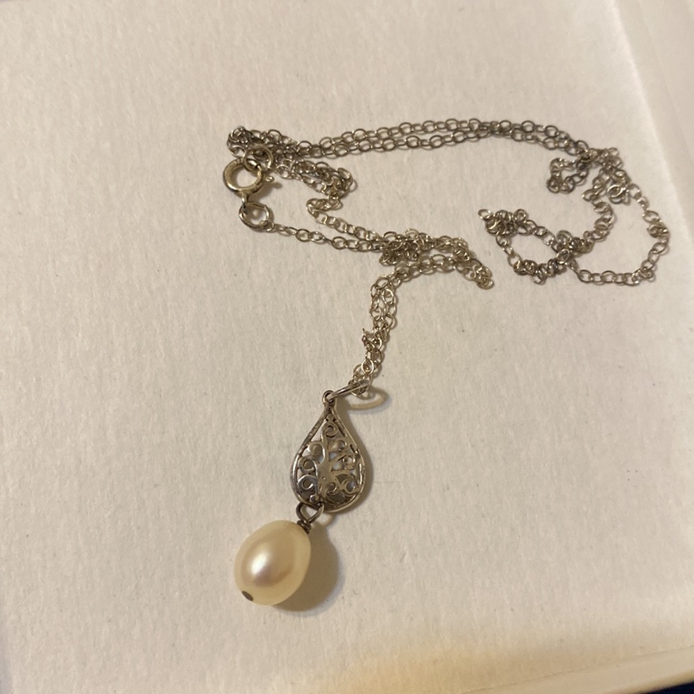 Sterling pearl pendant with chain